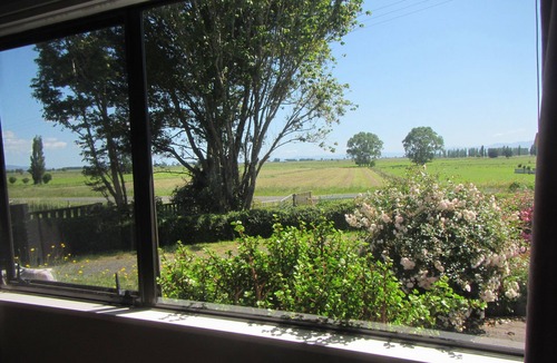 Waitakaruru Apartment | Peaceful Miranda area and less than an hour to Auckland Sleeps three