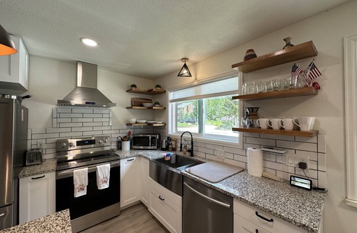 Historic District House | Peaceful Modern Mountain Retreat. Walking Distance to Downtown, Georgetown Lake