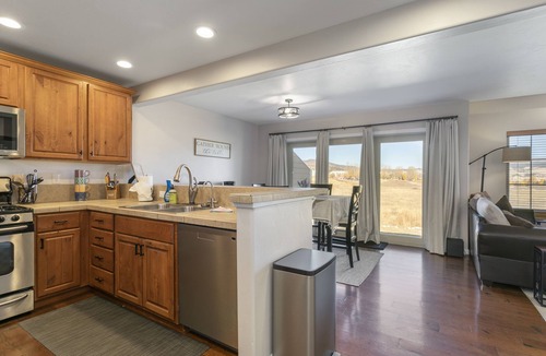 Gypsum House | Peaceful Mountain Comfort with workspace & garage. 28+Day guests welcome!