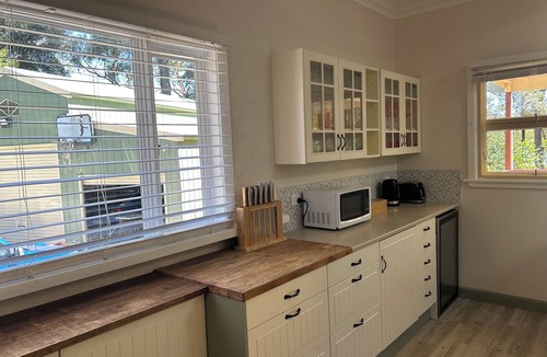 Blue Mountains City Council House | Peaceful mountains cottage stay. 5min drive to Springwood town and train line.