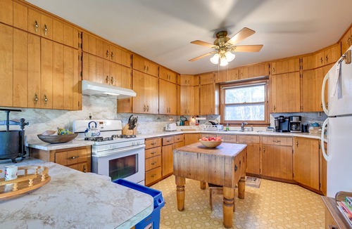 Necedah House | Peaceful Necedah Retreat: 3 Mi to Lakes!
