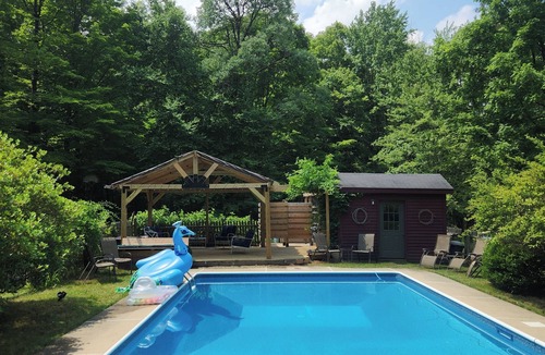 Middle Grove House | Peaceful New England Cottage w/pool in nature 10 minutes from downtown Saratoga