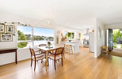 Stanmore Bay Apartment | Peaceful Oasis in the Heart of Stanmore Bay. A sweet 7mins walk to the beach!