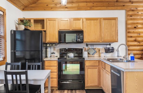 Branson West Cabin | Peaceful Pines Cabin: 3 Mins to SDC-Pool-Hiking-Lake-Fishing