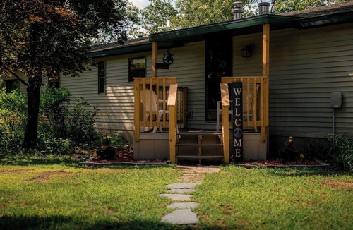 Oxford House | Peaceful Point- 3bed2bath Waterfront Lakehouse w/Private Pier and Boats!
