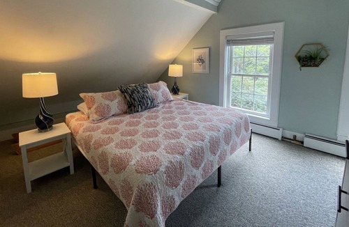 Hampton Condo | Peaceful private retreat a seven minute walk to the ocean