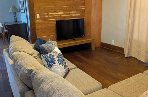 Johnstown House | Peaceful, quiet farmhouse outside charming Johnstown