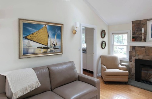 East Patchogue House | Peaceful Relaxation in a Quiet Neighborhood in the Heart of Long Island
