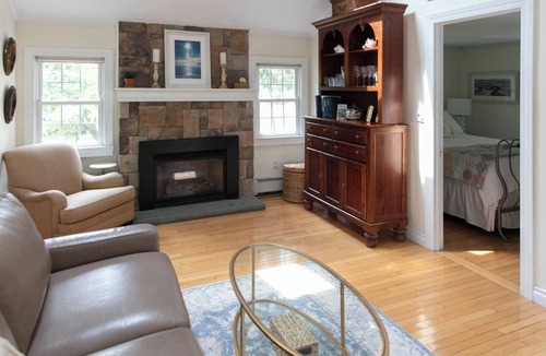 East Patchogue House | Peaceful Relaxation in a Quiet Neighborhood in the Heart of Long Island