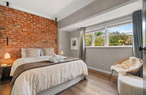 Hamilton East House | Peaceful Retreat in Hamilton East - By Superior Stays