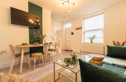 Roundhay Apartment | Peaceful Returns - 2 Bed House Near Roundhay Park