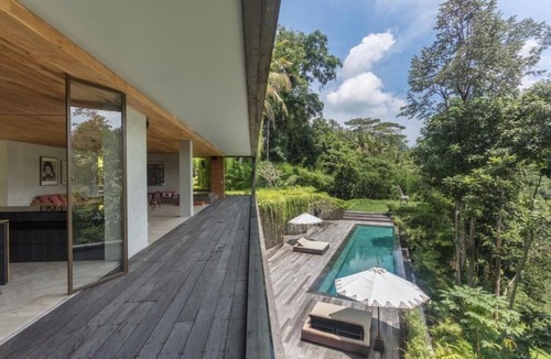 Kediri Villa | Peaceful river and jungle views, 6 bedrooms, close to beaches.