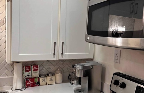 Bancroft House | Peaceful Riverside Park Cottage in the town of Bancroft free parking/fireplace