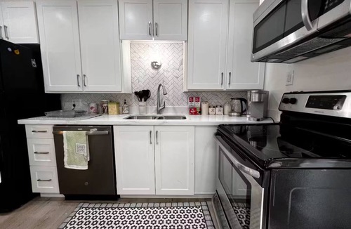 Bancroft House | Peaceful Riverside Park Cottage in the town of Bancroft free parking/fireplace