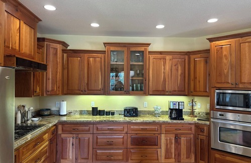 Murphy House | Peaceful Riverside Getaway Grants Pass