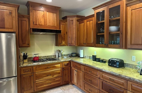 Murphy House | Peaceful Riverside Getaway Grants Pass