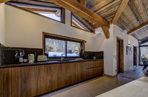 Le Lavancher Ski Chalet | Peaceful Serviced Chalet with Indoor Pool