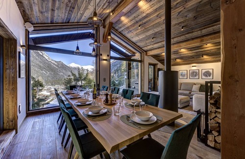 Le Lavancher Ski Chalet | Peaceful Serviced Chalet with Indoor Pool