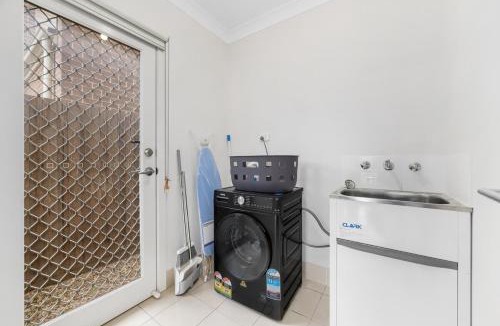 Schofields House | Peaceful Schofields 5BR Near Station Garage