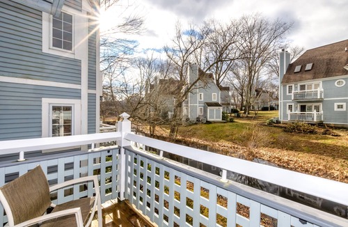 Norwich Villa | Peaceful Spa Villa Getaway - Hot Tub - 3 minutes to Mohegan Sun Casino