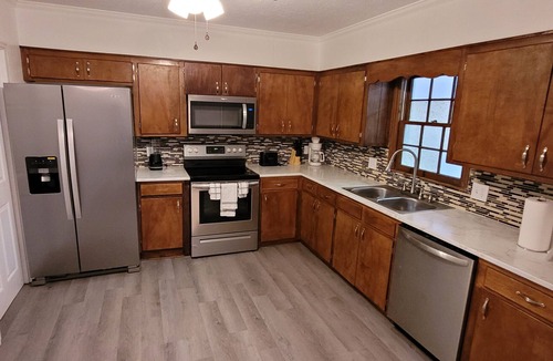 Albany House | PEACEFUL SPACIOUS CENTRALLY LOCATED HOME IN VERY SAFE QUIET AREA