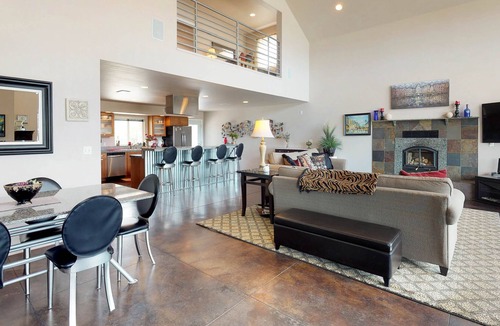 Chelan House | Peaceful & spacious home w/ private pool - location near lake.