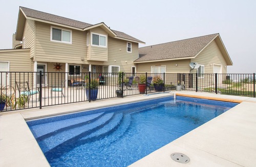 Chelan House | Peaceful & spacious home w/ private pool - location near lake.