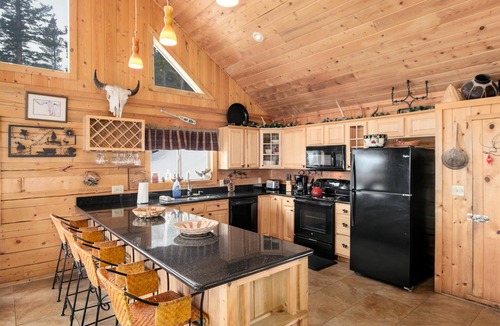 Saint Mary's Cabin | Peaceful Spacious Log Home With Amazing Views! 3 Bedrooms & 2 Bathrooms