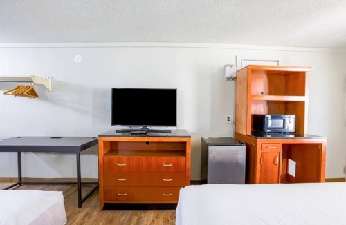 Richmond Hotel | Peaceful Stay at Garden Inn – Convenient Location in Hwy 40 with Free Parking