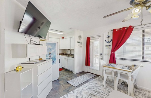 Holiday Beach Apartment | Peaceful studio beach condo with shared pool & full W/D