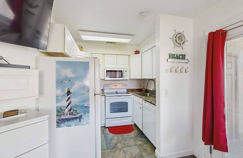 Holiday Beach Apartment | Peaceful studio beach condo with shared pool & full W/D