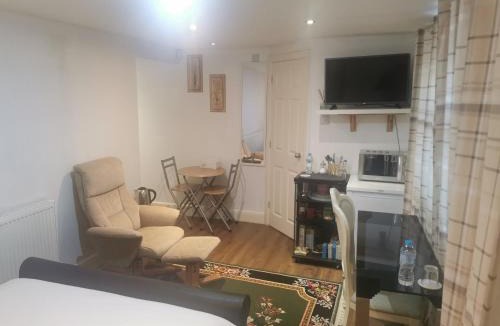 Nottingham Apartment | Peaceful Studio En-suite pvt entrance Garden free parking