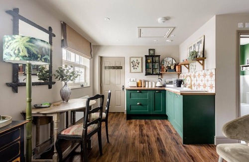 Cobham House | Peaceful Studio Flat With Patio and Dogs Allowed