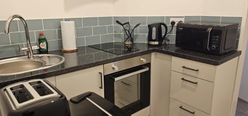 Reading Apartment | Peaceful Studio for 2 with Ensuite & Private Kitchen
