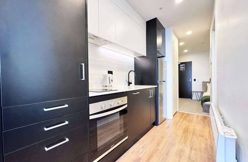 Auckland Central Business District Apartment | Peaceful Studio Nearby SkyTower & Queen St vs Pool