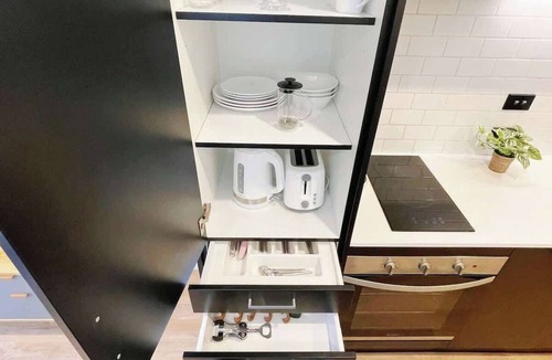 Auckland Central Business District Apartment | Peaceful Studio Nearby SkyTower & Queen St vs Pool