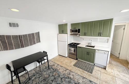 El Porto Apartment | Peaceful studio in Manhattan Beach a block to the beach