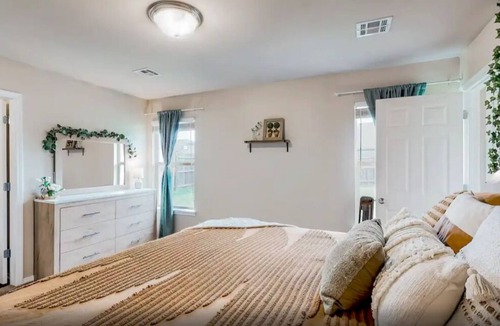 Broken Arrow House | Peaceful Suburban Living in Broken Arrow with Hot Tub for Relaxation.
