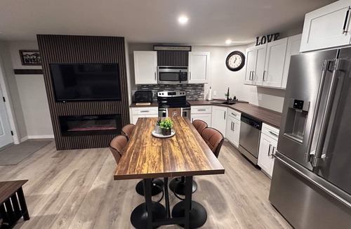 East Kootenay House | Peaceful suite at Shadow Mountain, in the heart of nature, near all amenities!