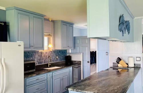 Elberta House | Peaceful Two Bedroom Cottage with Private Beach on Wolf Bay