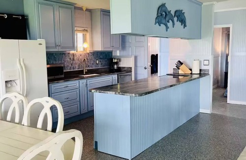 Elberta House | Peaceful Two Bedroom Cottage with Private Beach on Wolf Bay