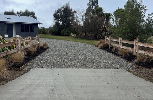 Lake Hawea House | Peaceful warm & sunny tastefully furnished spa sauna 1/2 acre 7min walk to lake