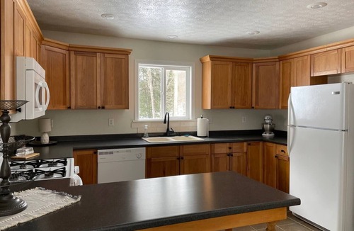 Ellamore Cottage | Peaceful Waterfront House and Cabin “The Brook”