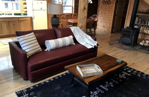 Chiloquin Cabin | Peaceful Waterfront Log Cabin near Crater Lake National Forest, Oregon