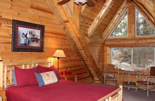 Chiloquin House | Peaceful Waterfront Log Cabin near Crater Lake National Forest, Oregon
