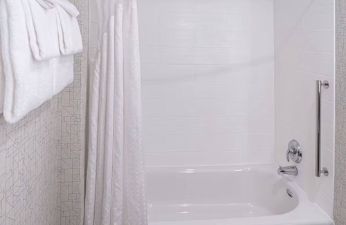 Roselawn Finance Hotel | Peaceful Weekend Haven with Free Parking for Exploring All of Cincinnati