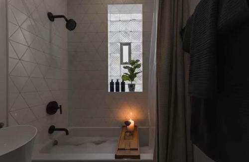 West Town Apartment | Peaceful Zen Flat 2BR Oasis with Free Parking