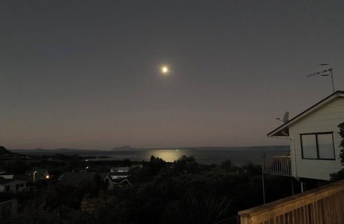 Omori House | Peacefull lake view haven 10 mins walk from Lake Taupo located in Omori.