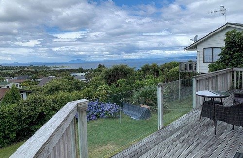Omori House | Peacefull lake view haven 10 mins walk from Lake Taupo located in Omori.