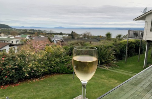 Omori House | Peacefull lake view haven 10 mins walk from Lake Taupo located in Omori.